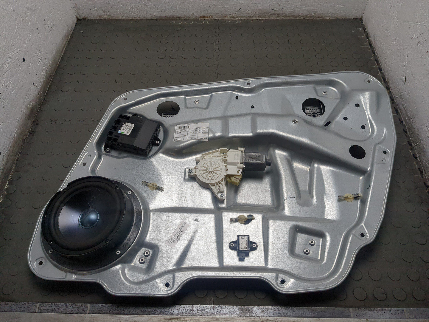 Стеклоподъемник электр. передний правый