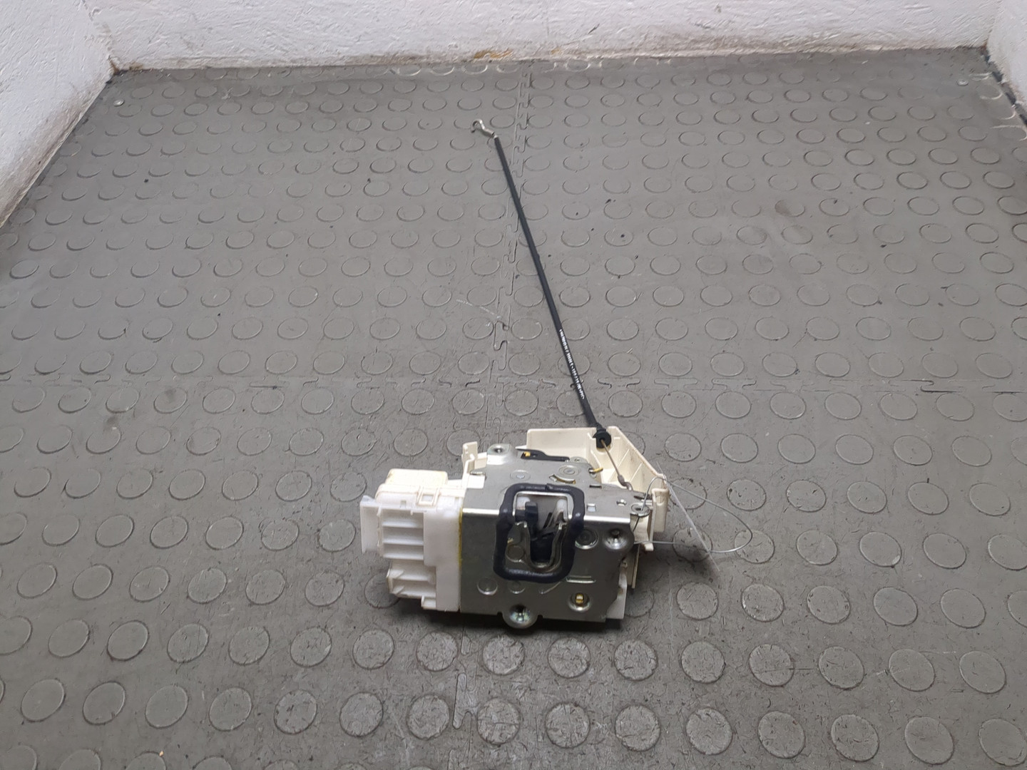 Замок двери задней левой