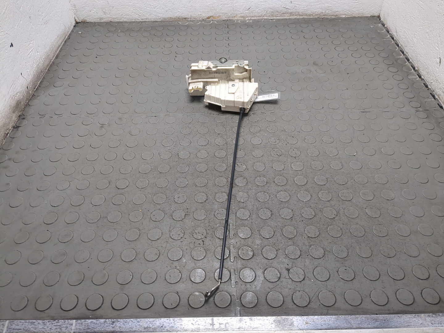 Замок двери задней левой