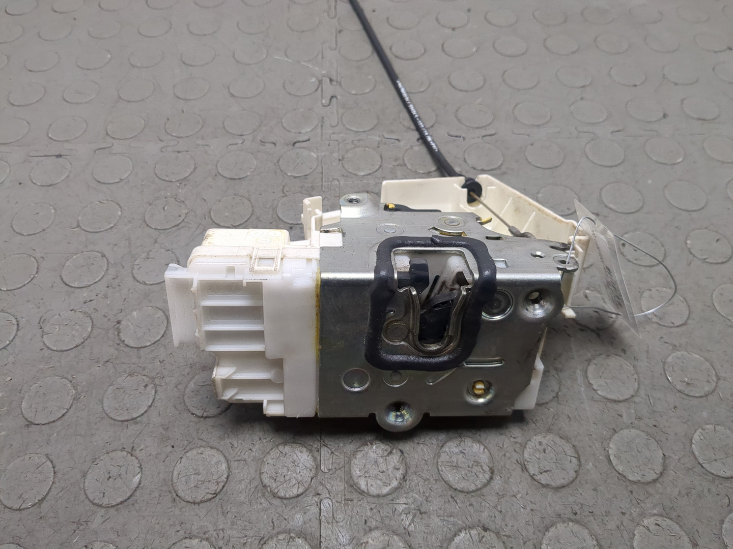 Замок двери задней левой