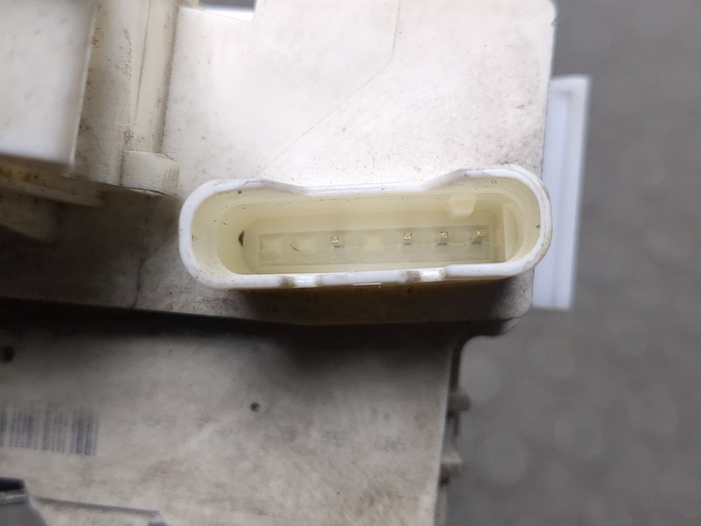 Замок двери задней левой