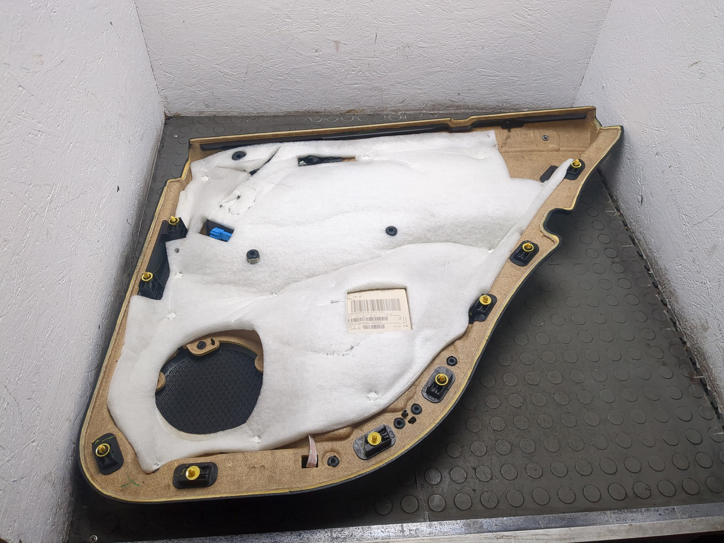 Обшивка двери задней левой