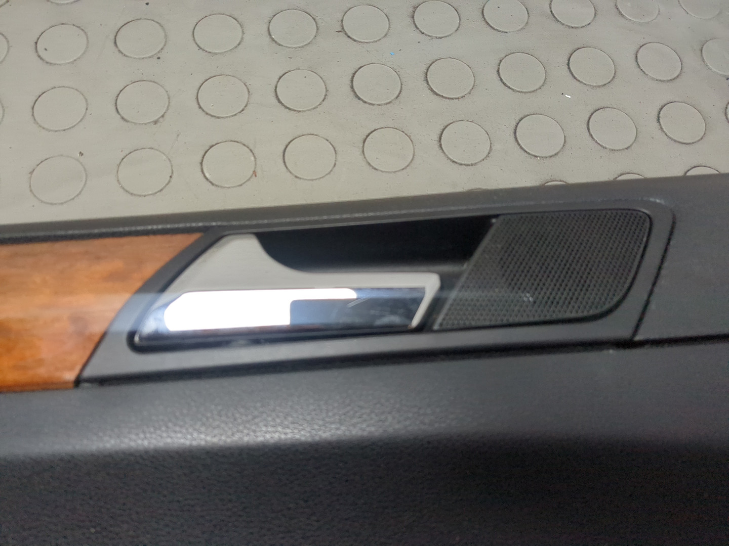 Обшивка двери задней левой