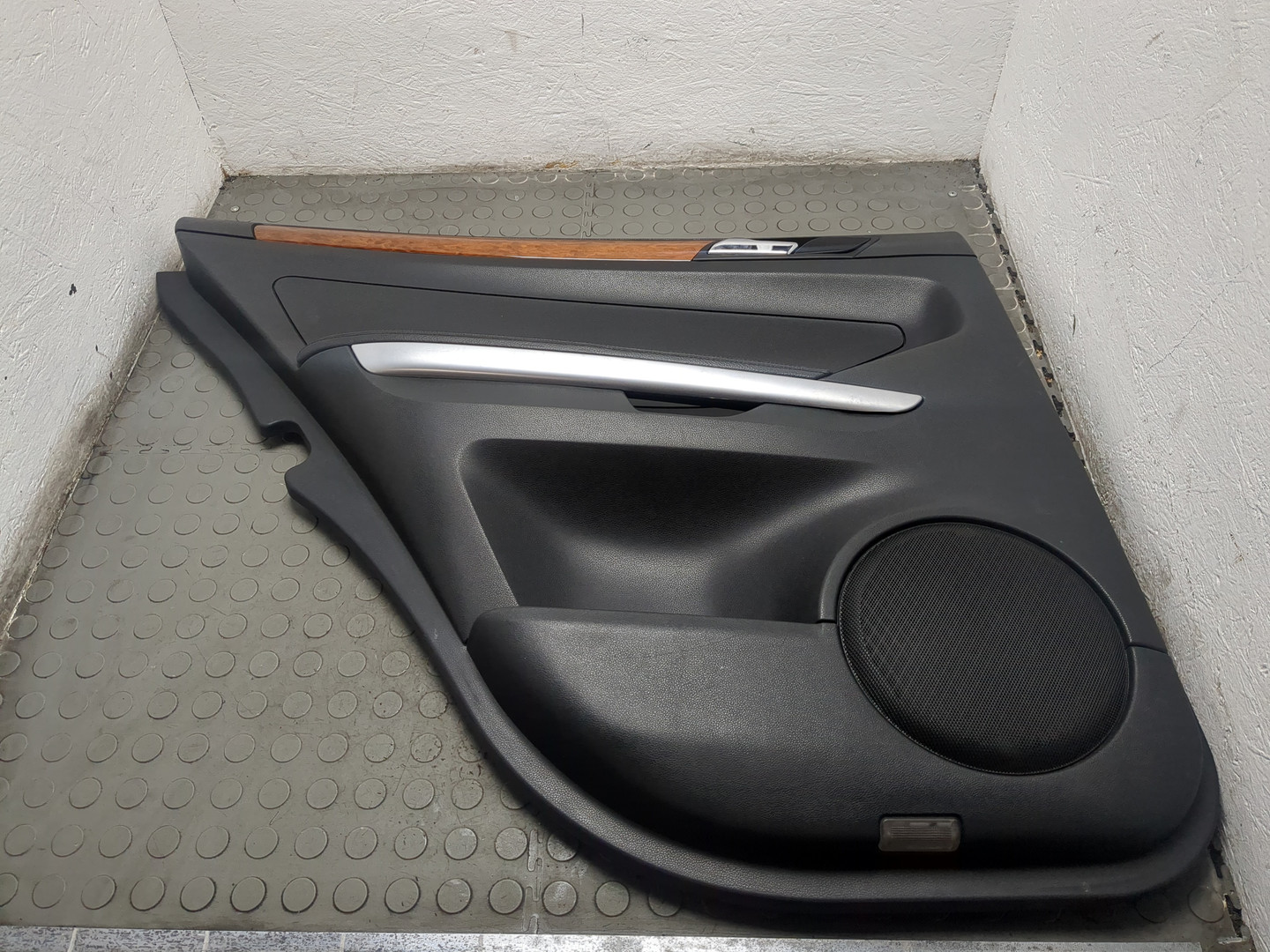 Обшивка двери задней левой