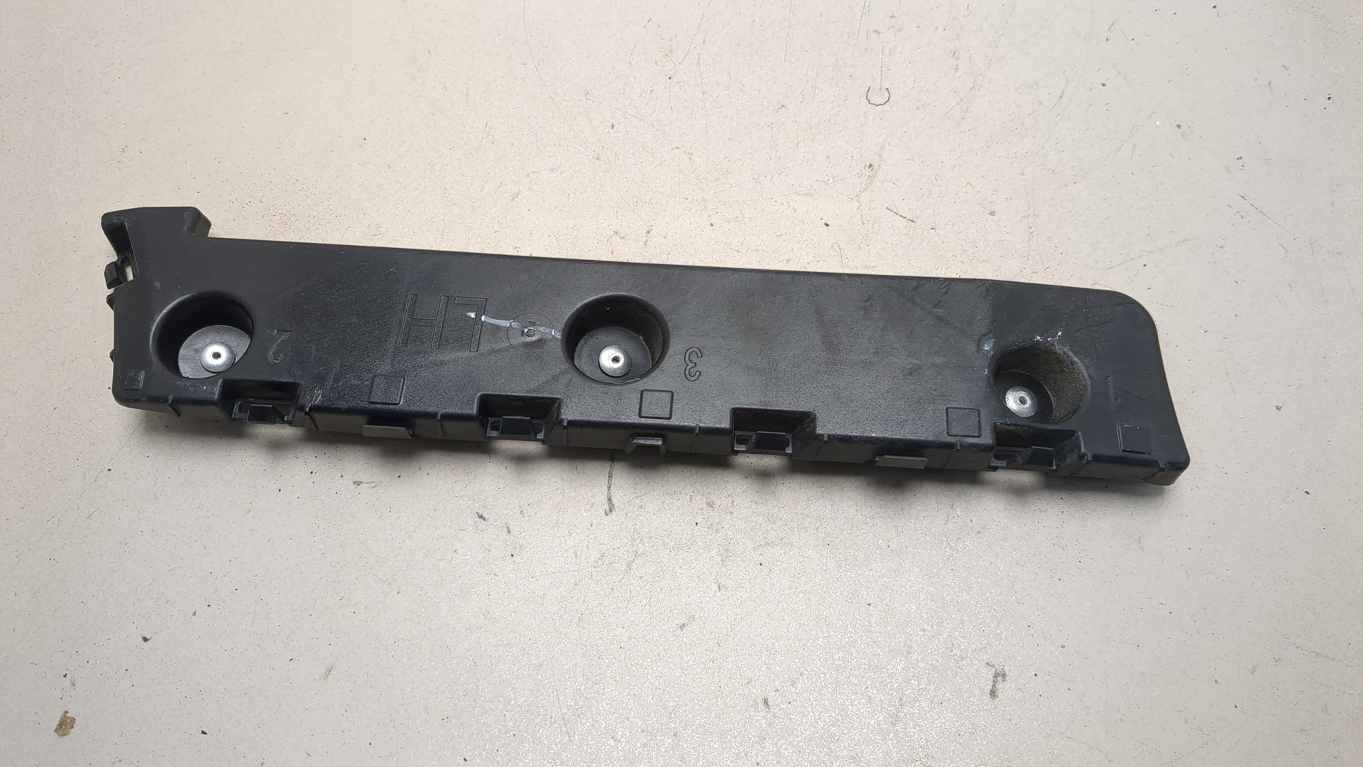 Кронштейн заднего бампера левый