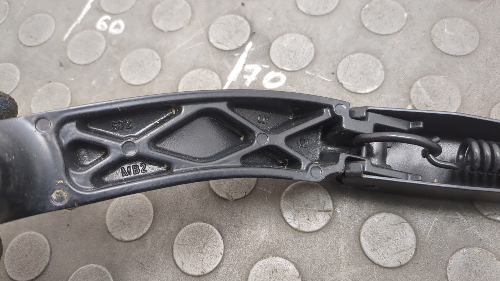 Поводок стеклоочистителя передний левый