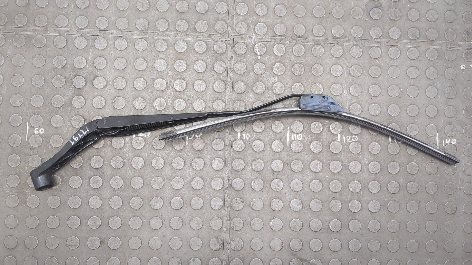 Поводок стеклоочистителя передний левый