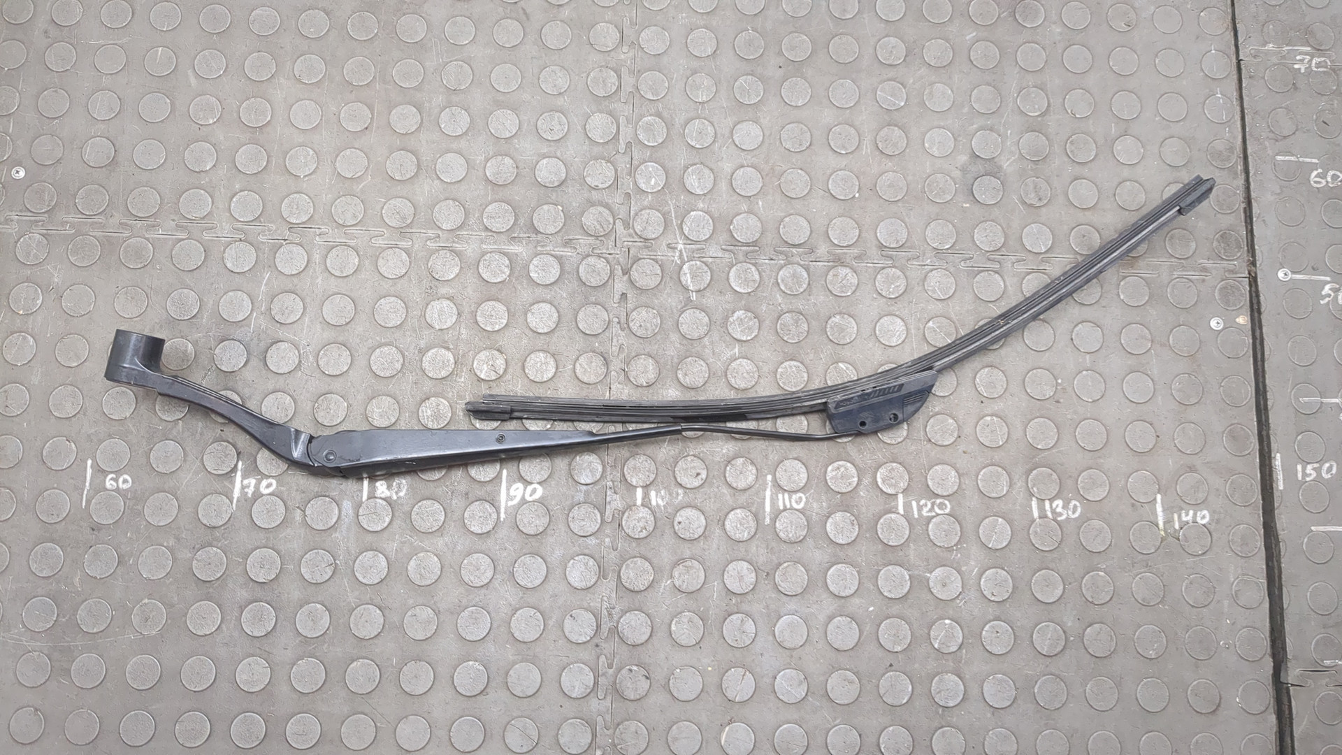 Поводок стеклоочистителя передний левый