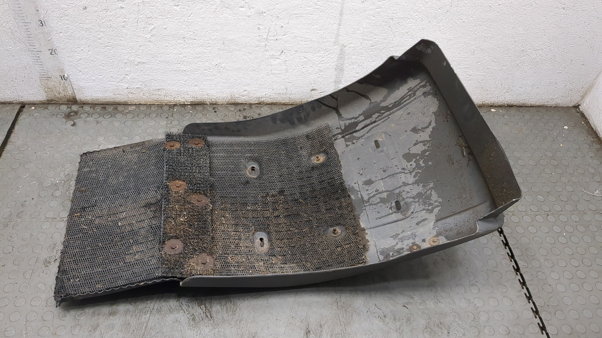 Крыло переднее правое