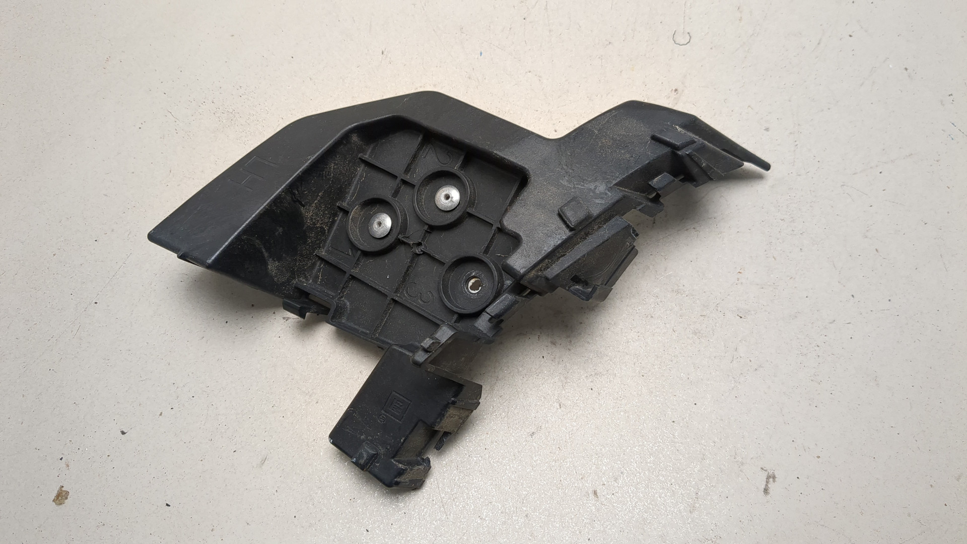 Кронштейн заднего бампера левый