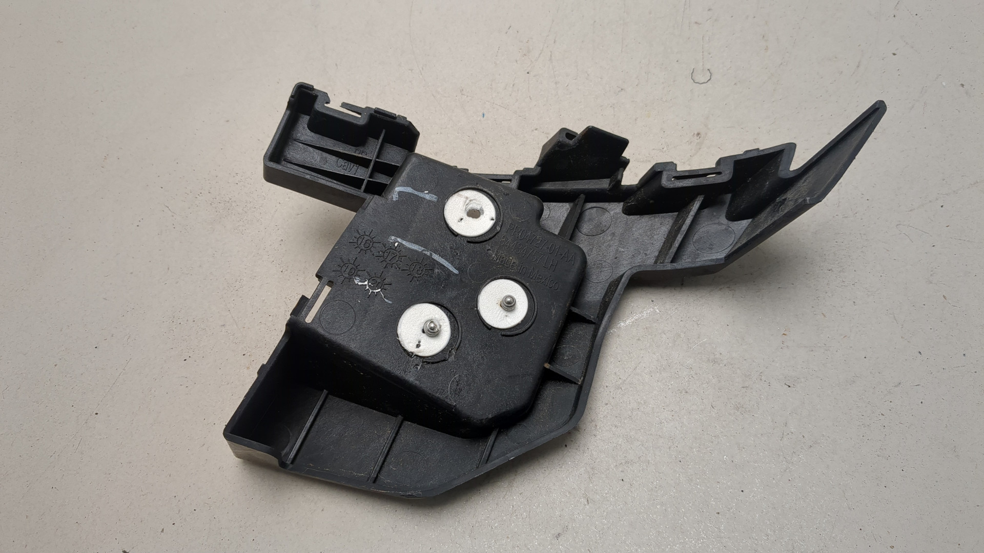 Кронштейн заднего бампера левый