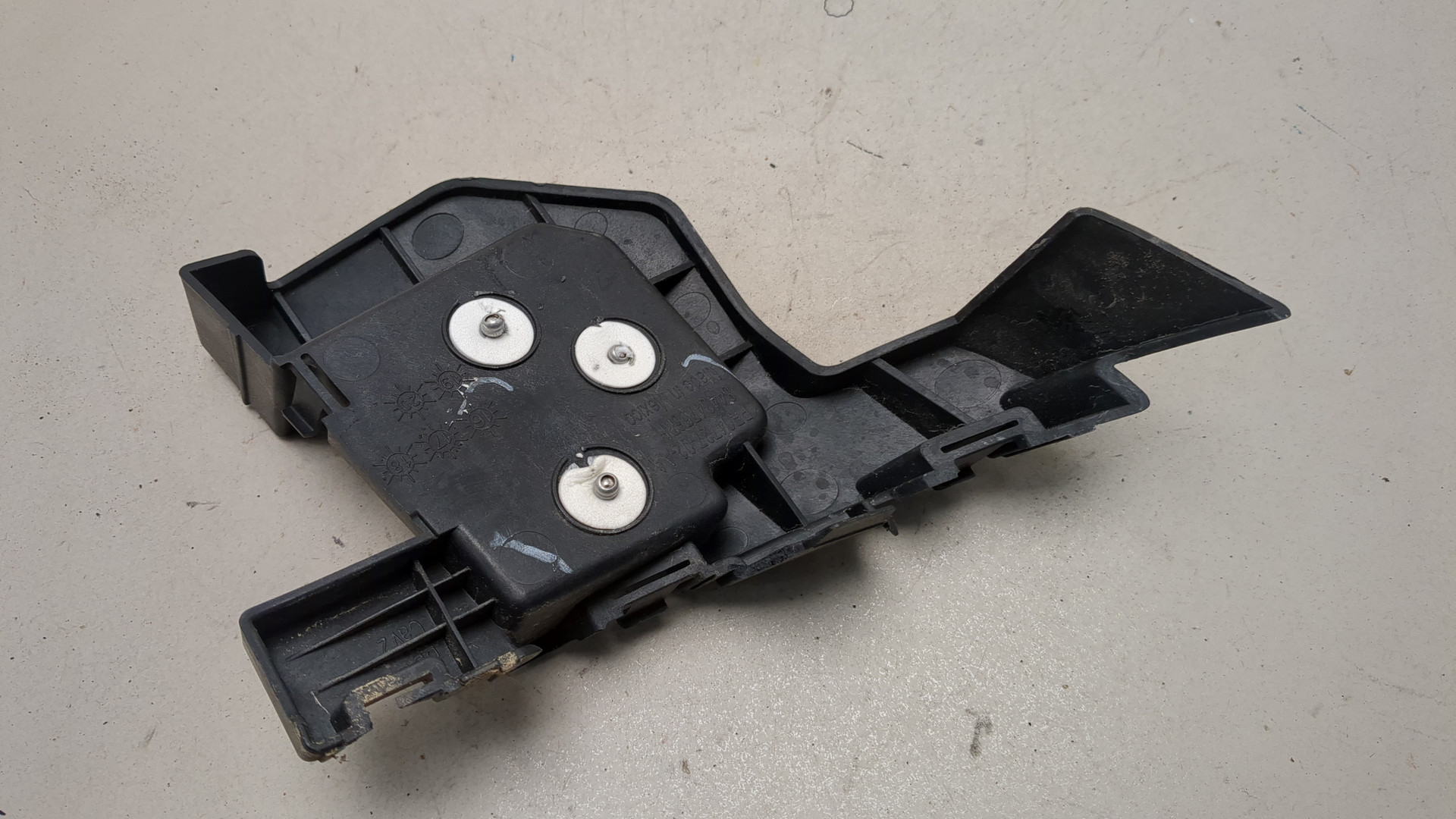 Кронштейн заднего бампера правый