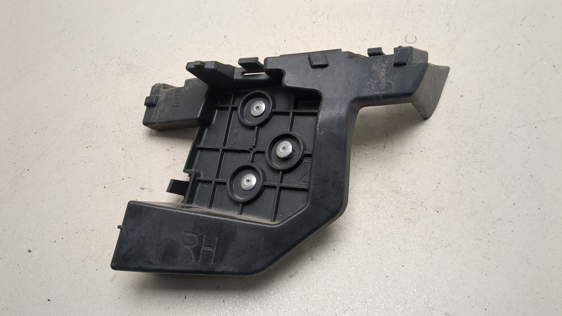 Кронштейн заднего бампера правый