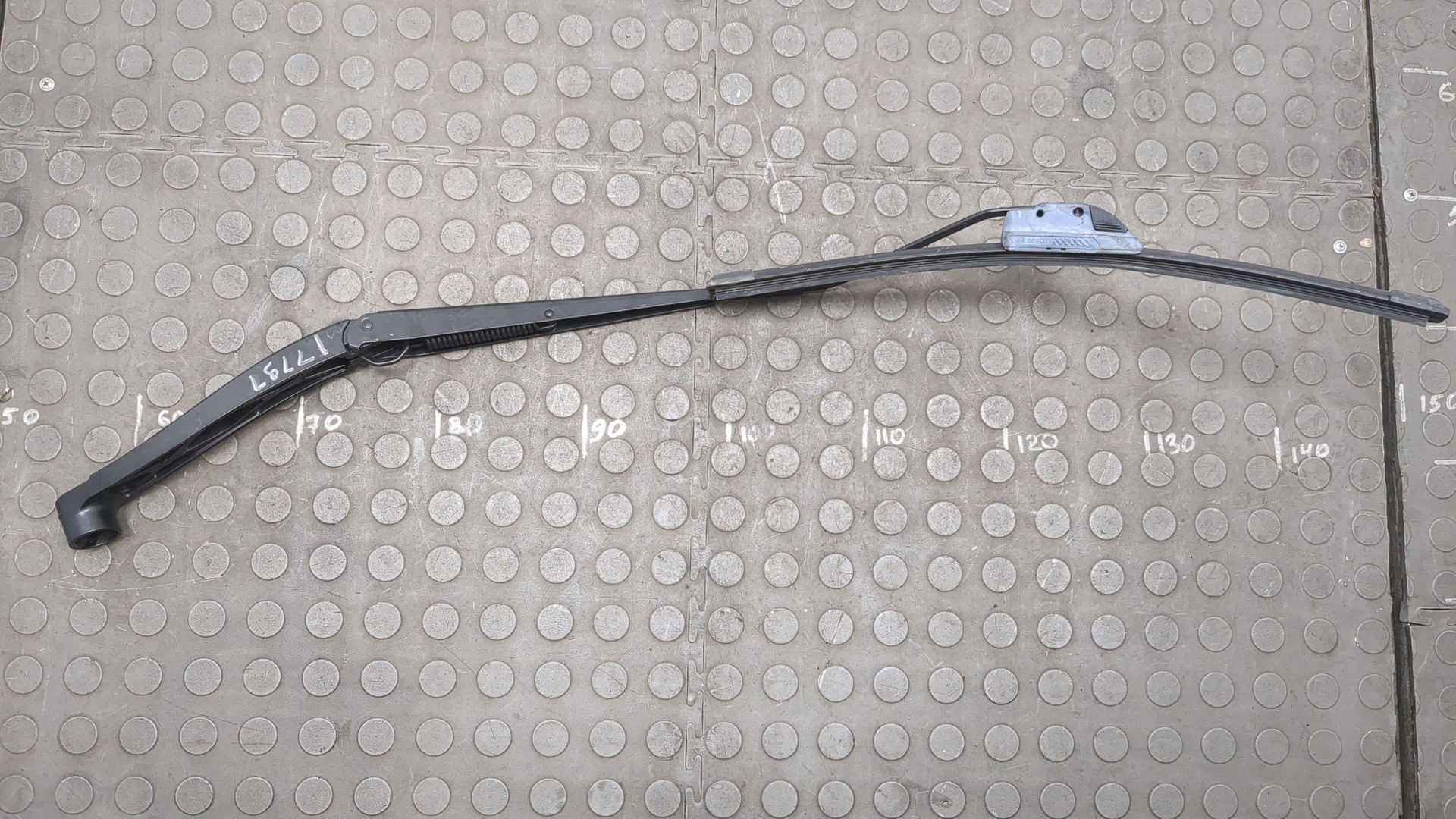 Поводок стеклоочистителя передний правый