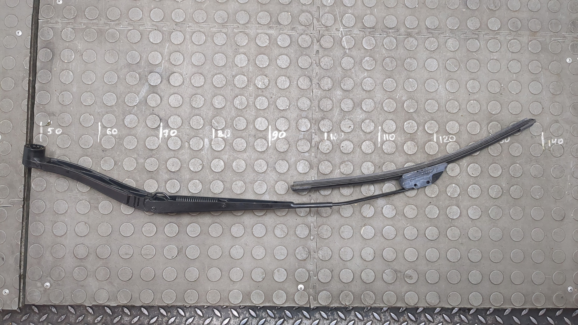 Поводок стеклоочистителя передний правый