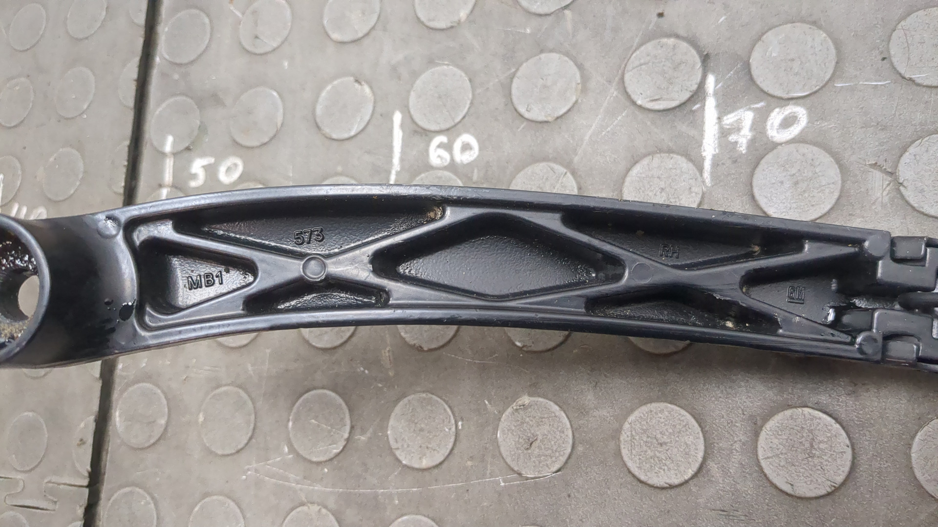 Поводок стеклоочистителя передний правый