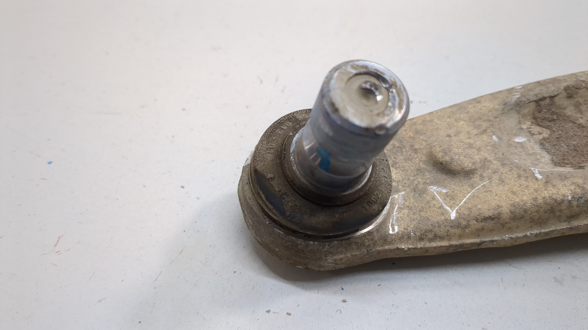 Рычаг передний левый