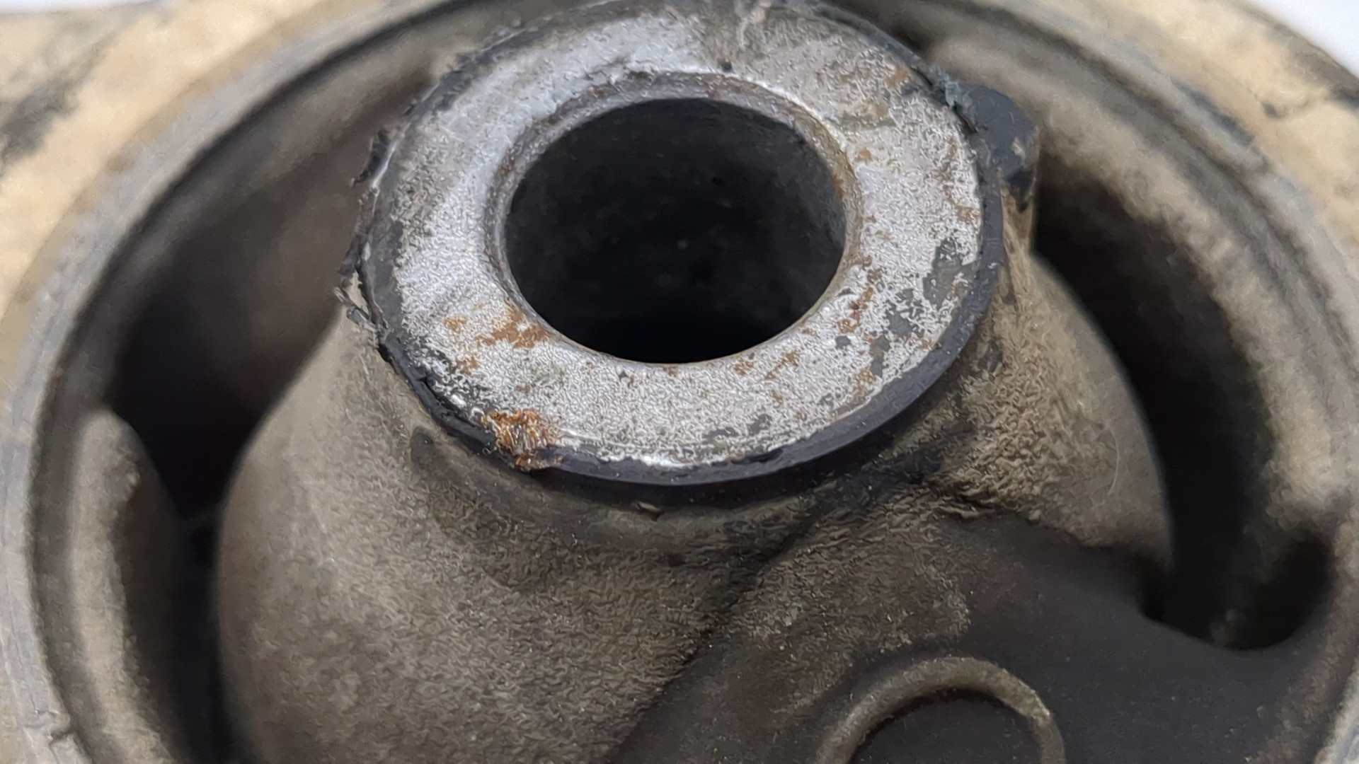 Рычаг передний левый