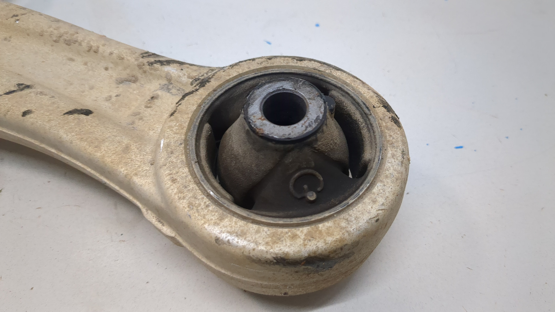 Рычаг передний левый