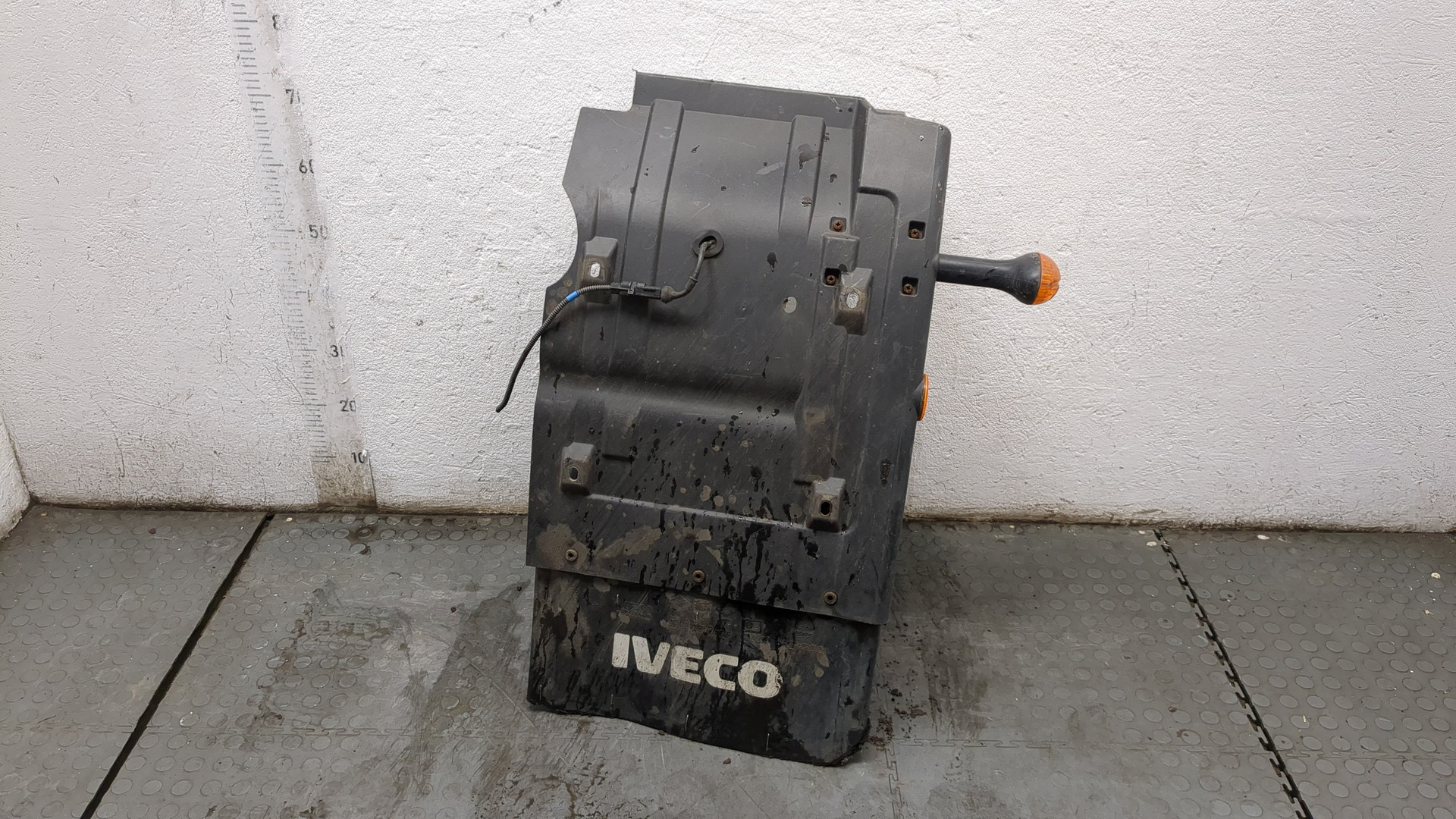 Крыло переднее правое