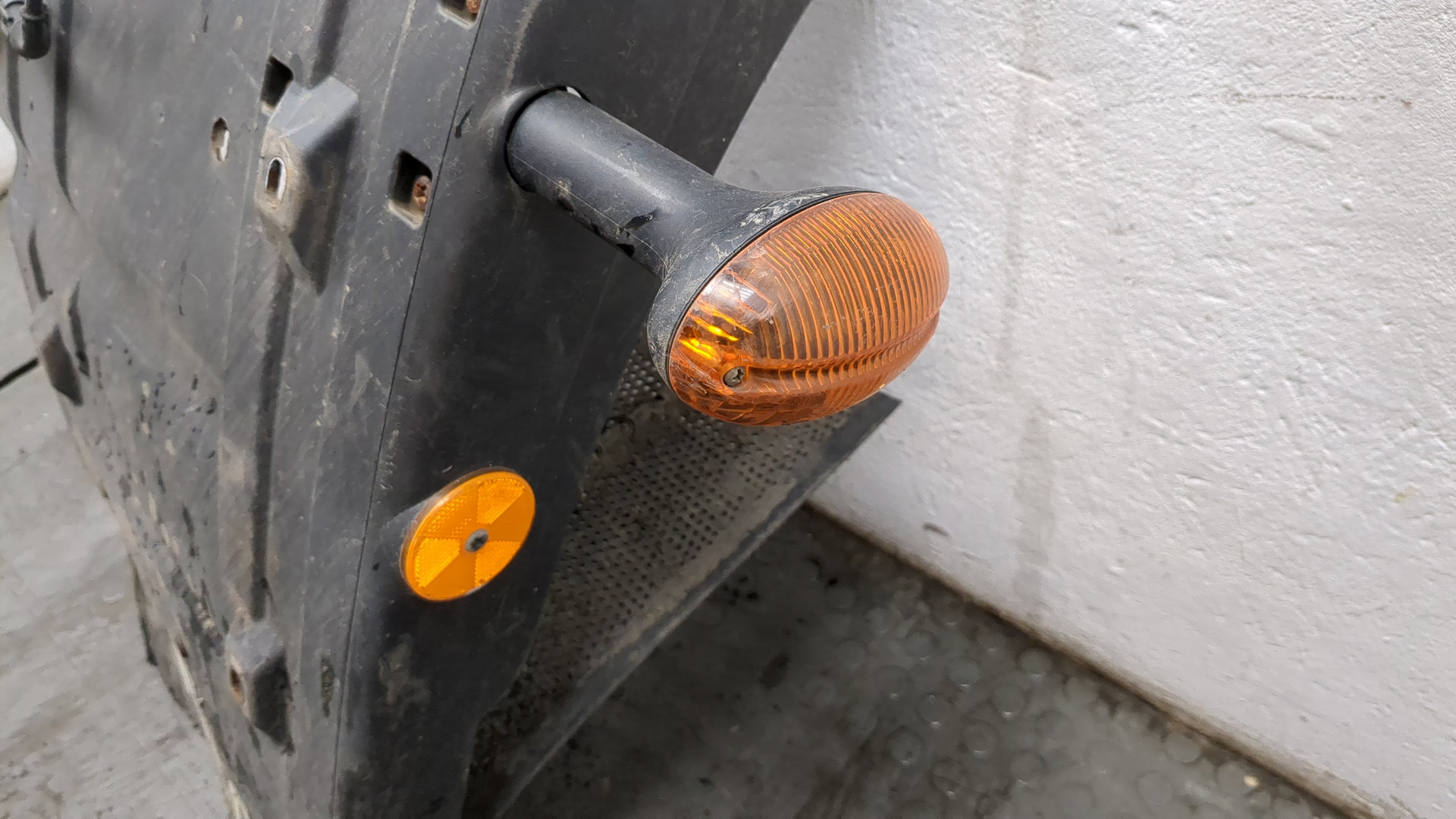 Крыло переднее правое