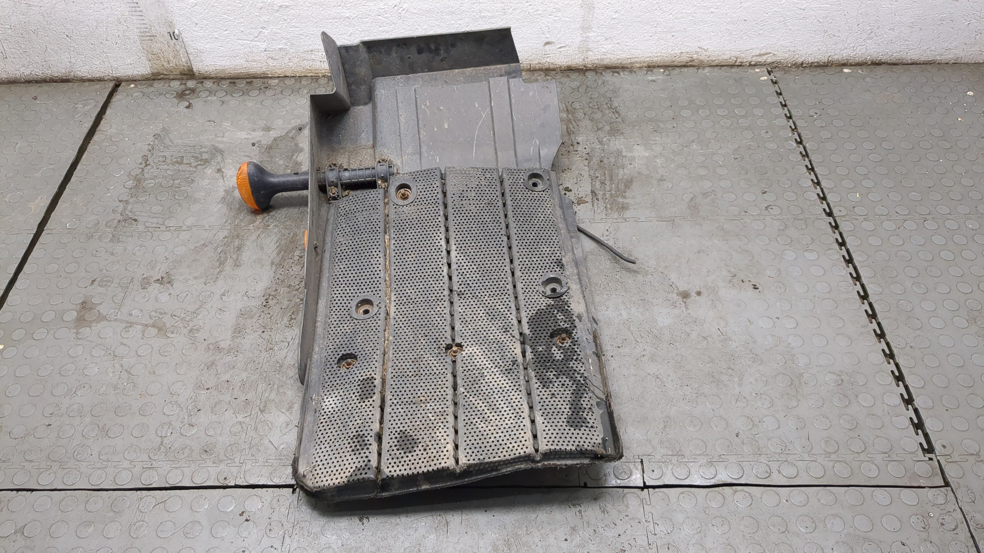 Крыло переднее правое