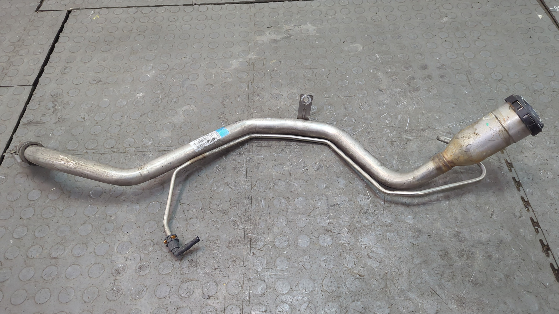 Горловина топливного бака