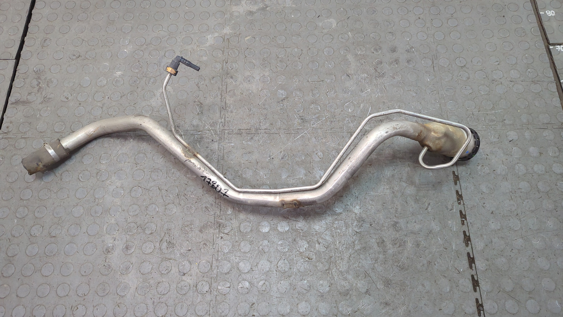 Горловина топливного бака