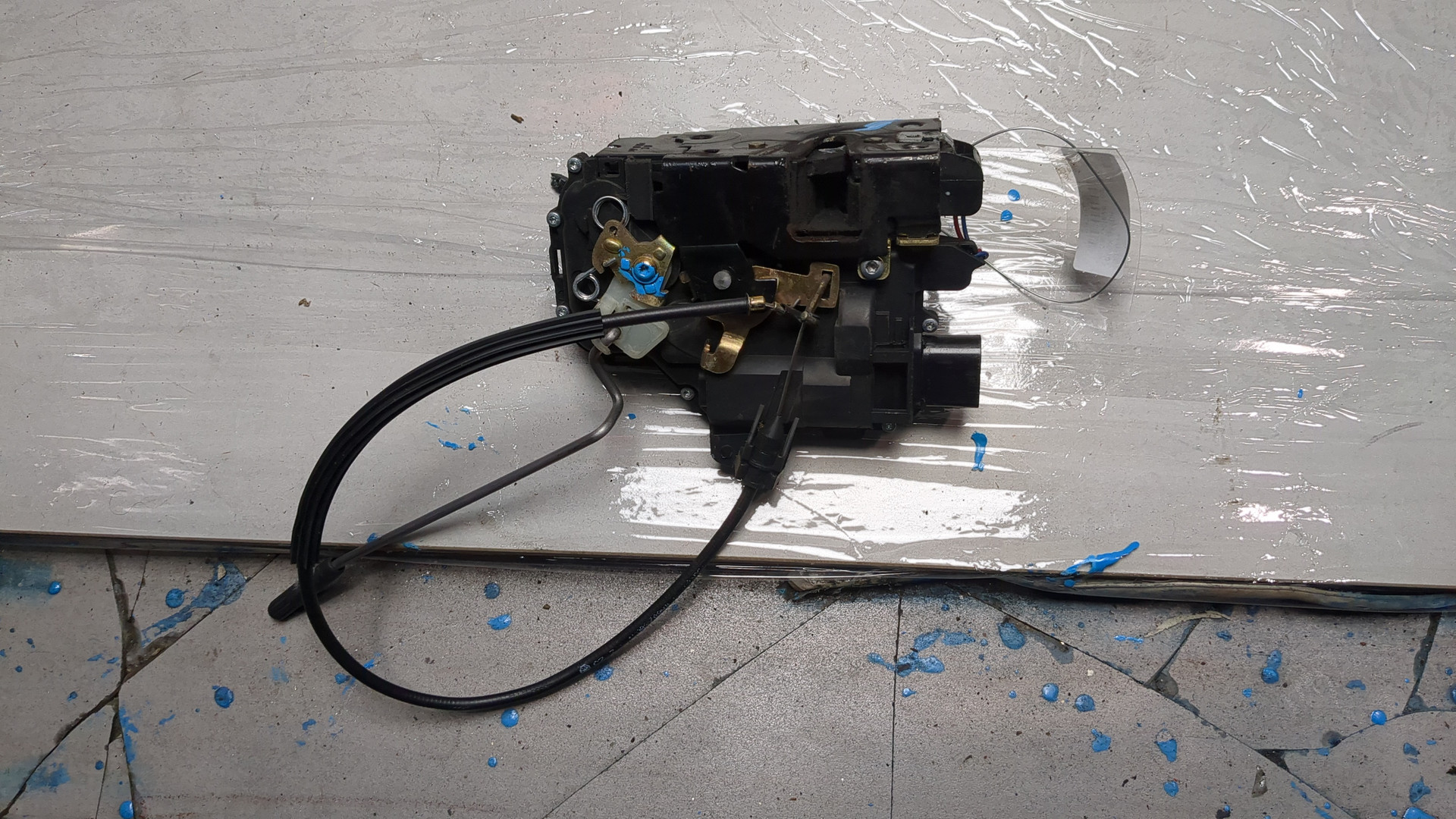 Замок двери передней правой