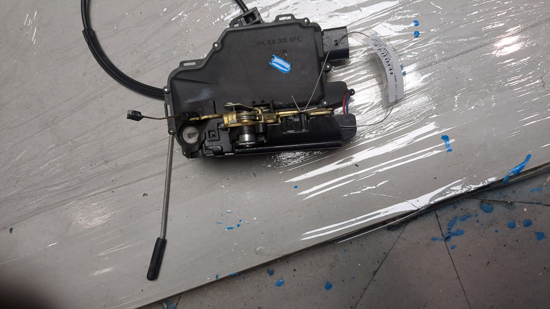 Замок двери передней правой