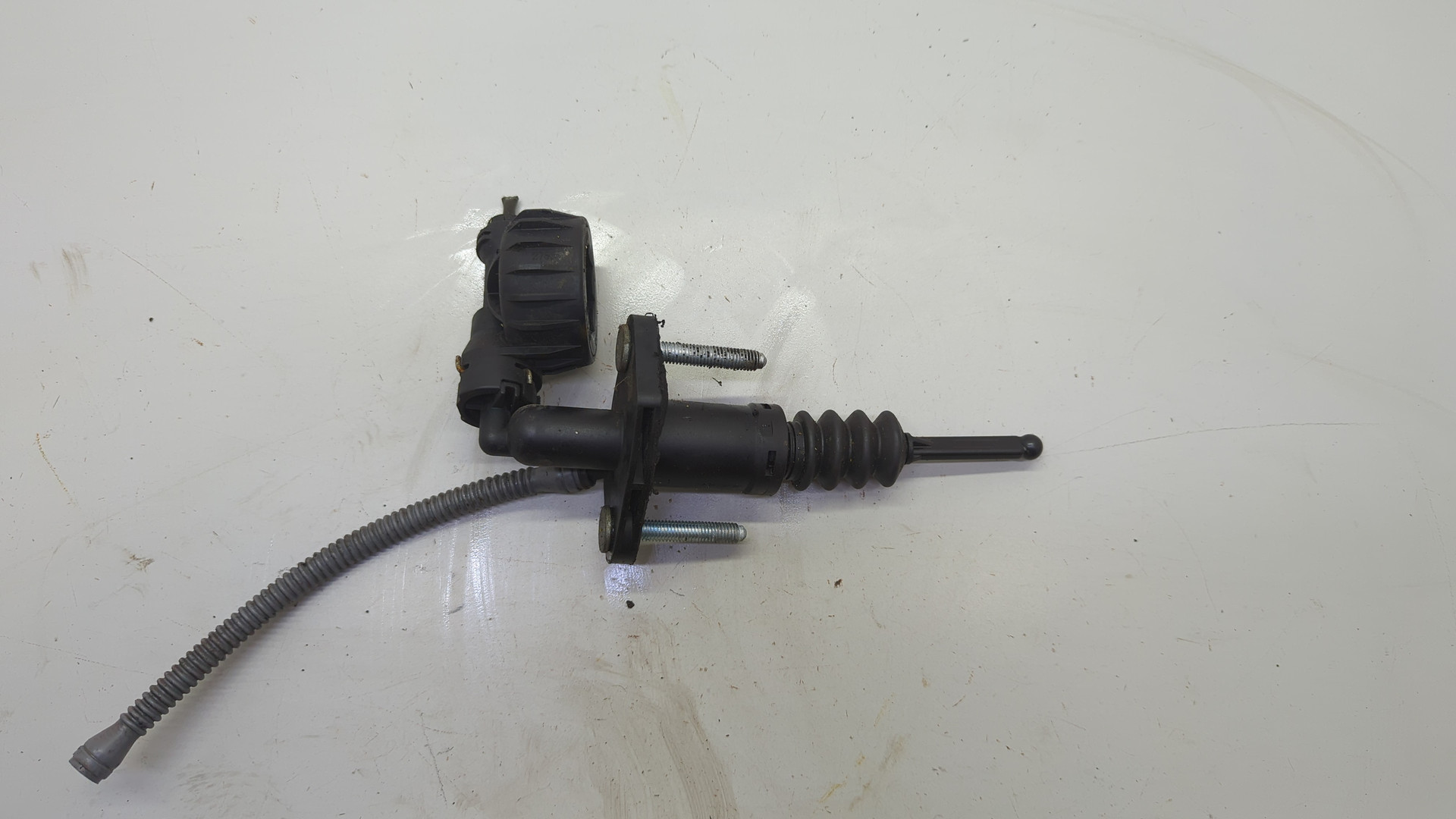 Цилиндр сцепления главный