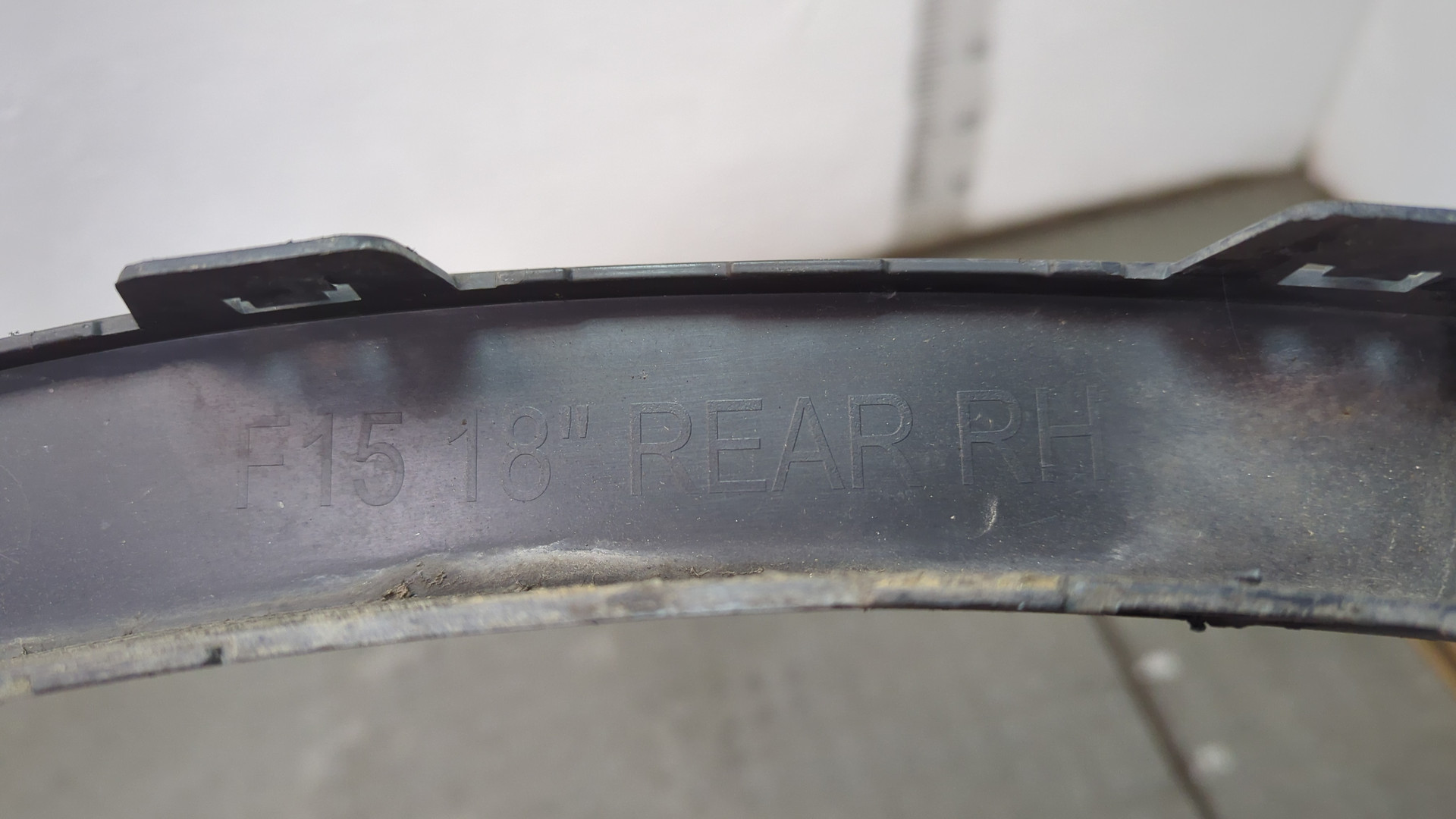 Молдинг заднего крыла правого