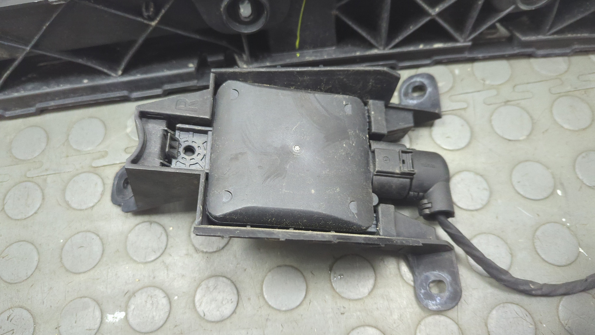 Кронштейн заднего бампера