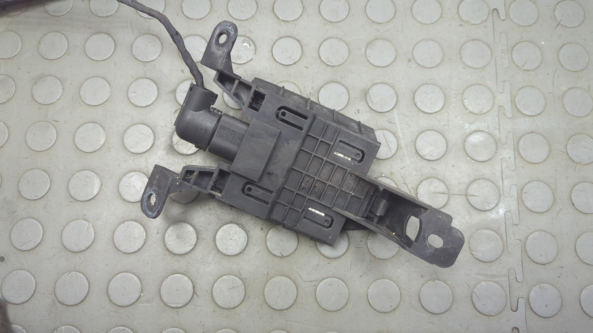 Кронштейн заднего бампера