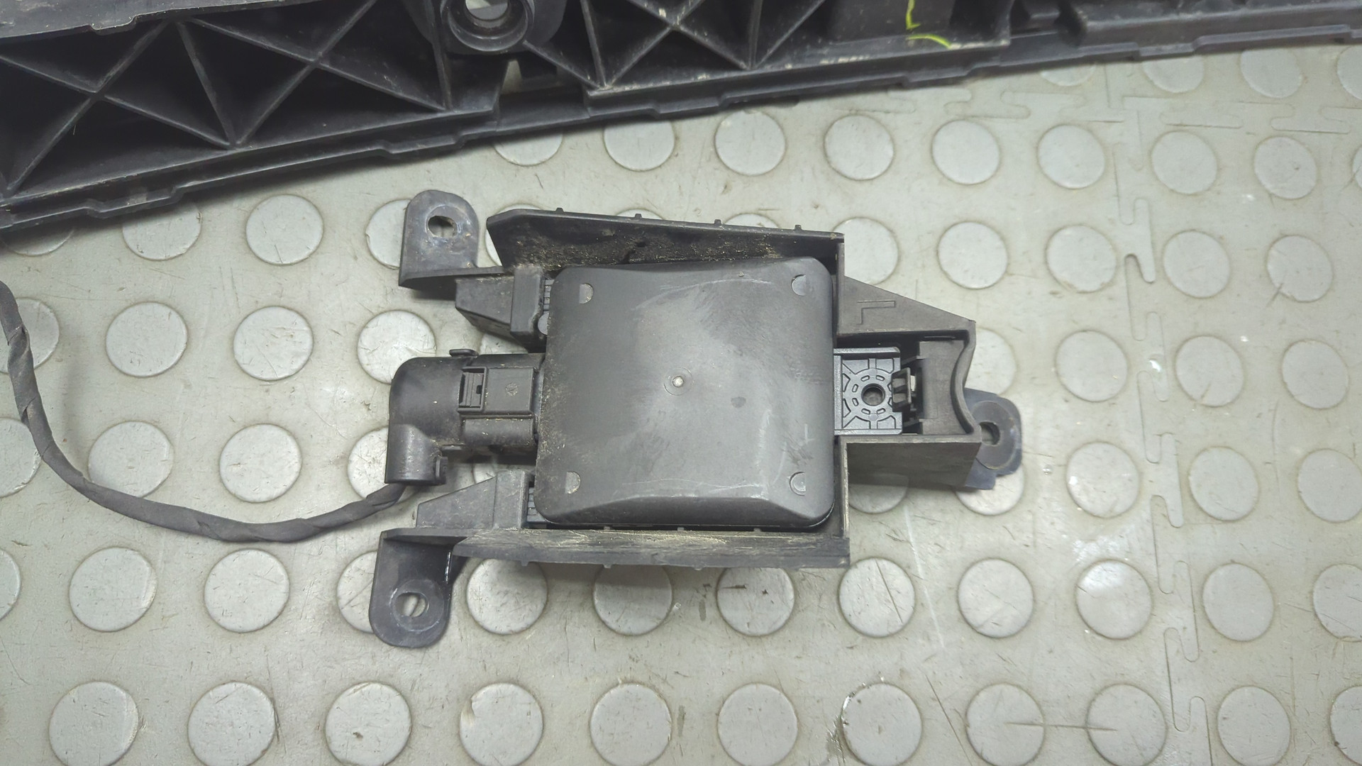 Кронштейн заднего бампера