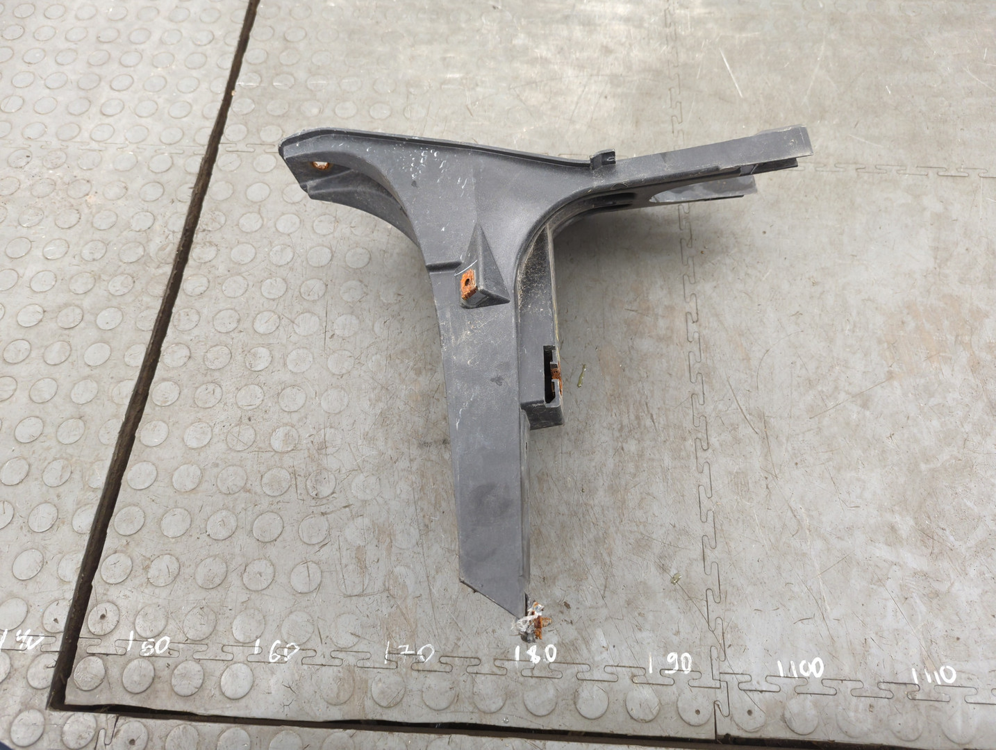 Кронштейн фар левый