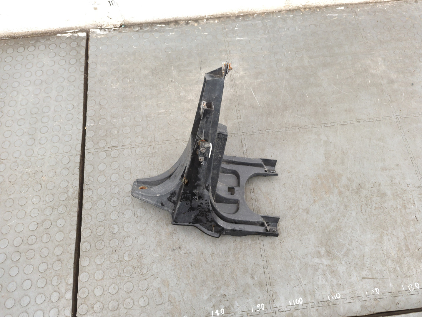 Кронштейн фар левый