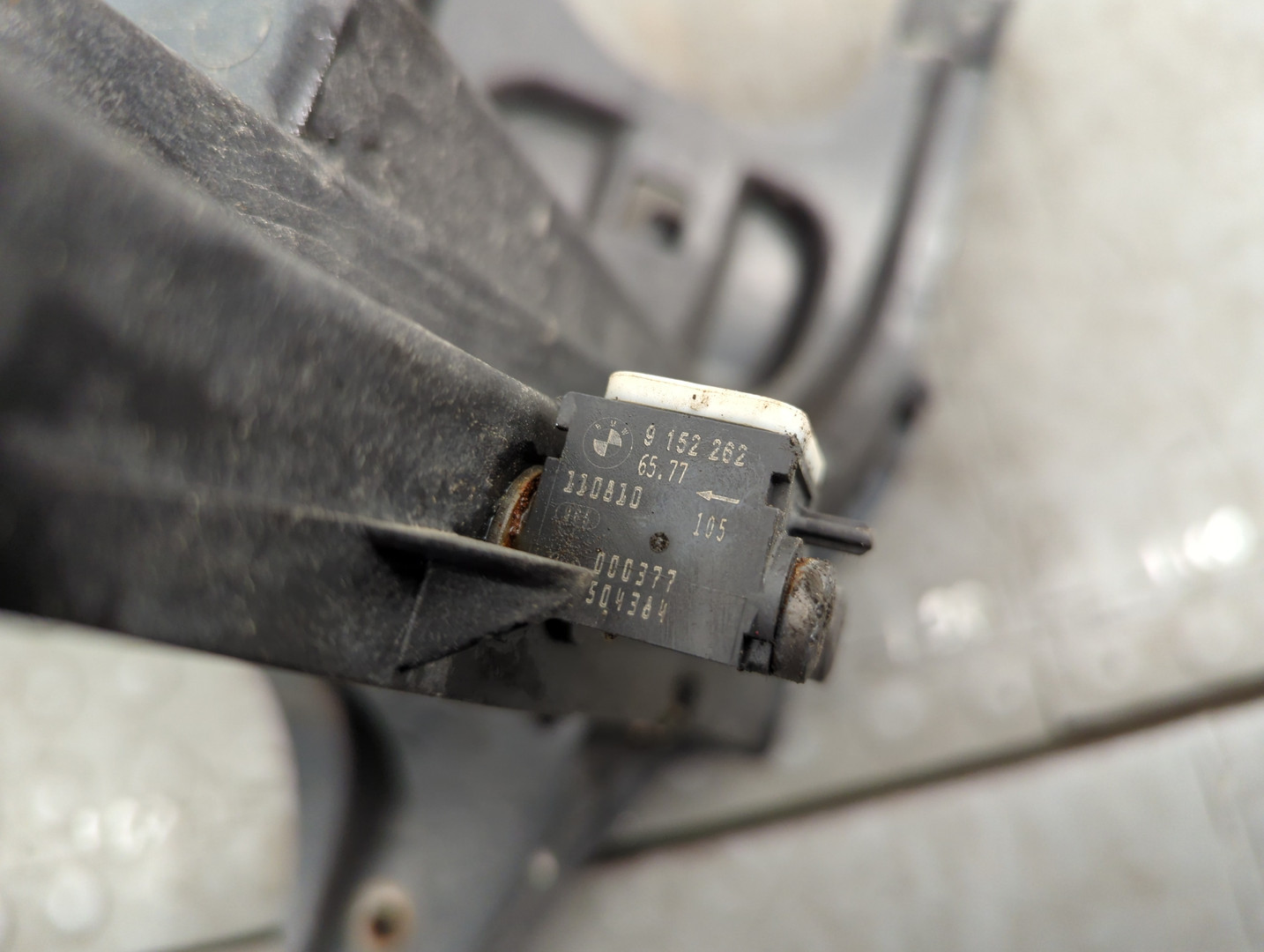 Кронштейн фар левый