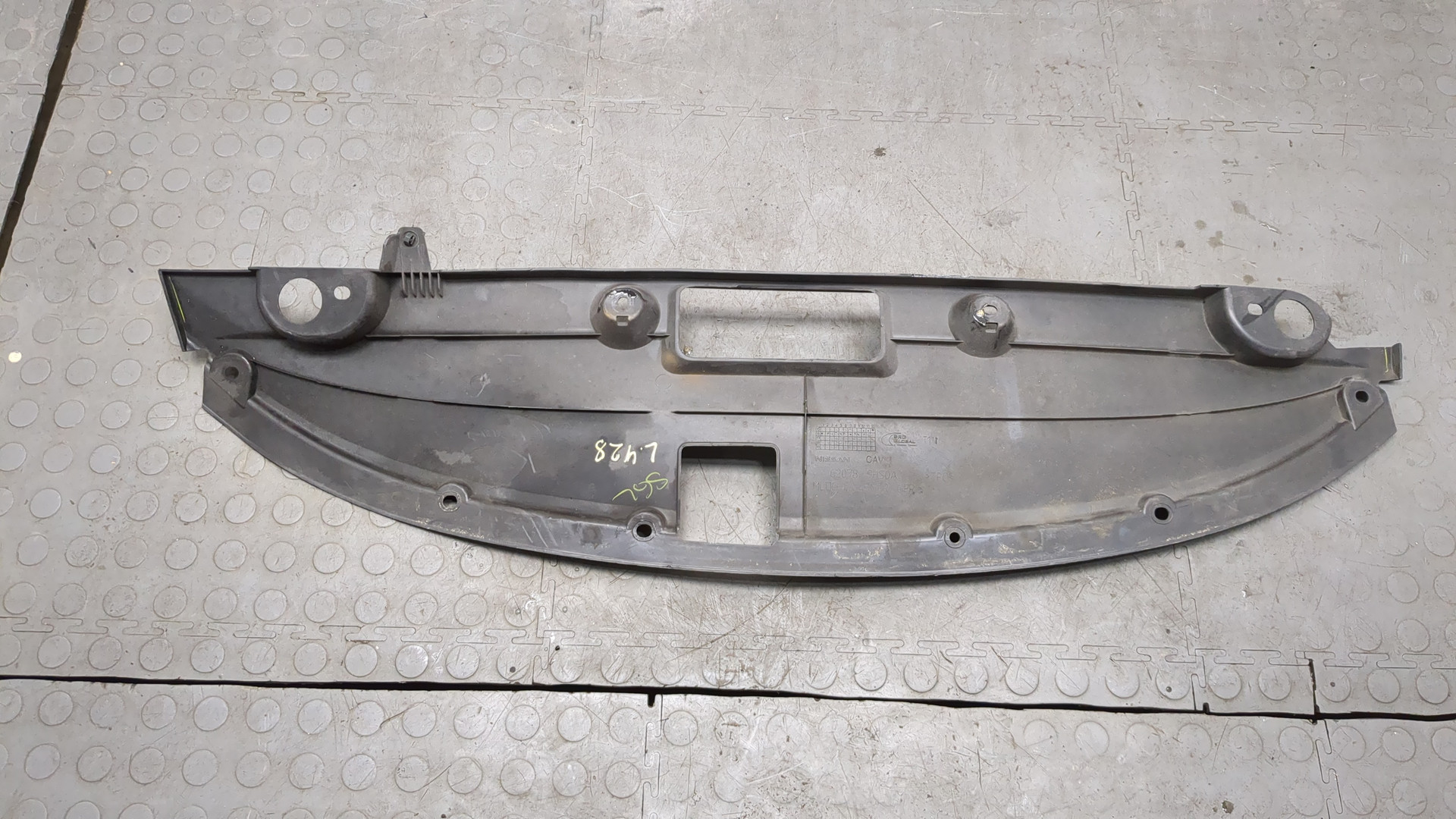 Кожух замка капота