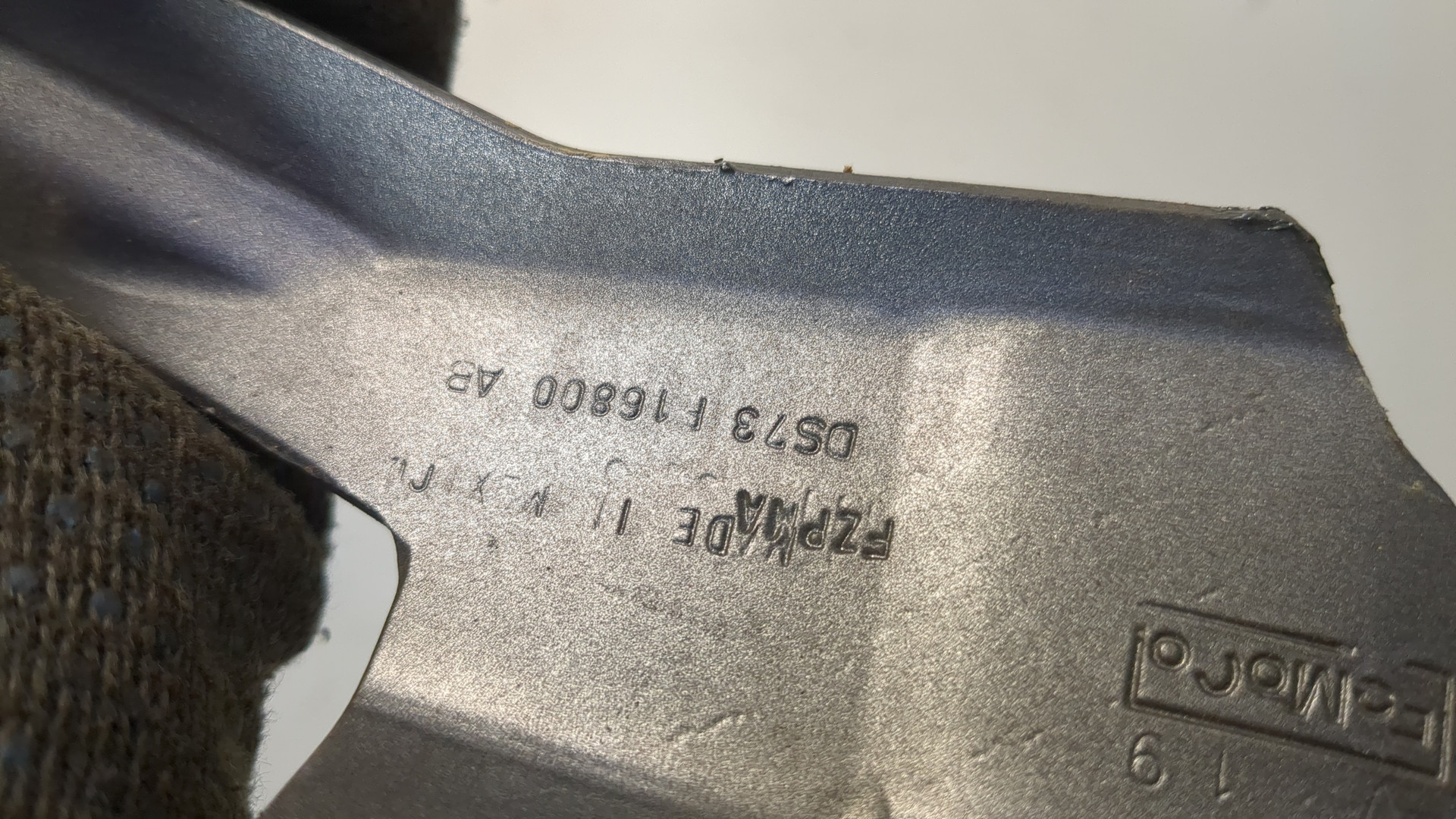 Петля капота правая