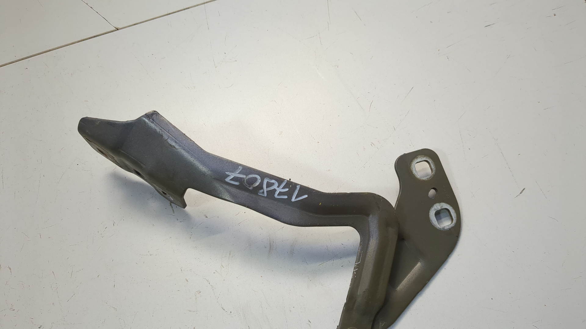 Петля капота правая