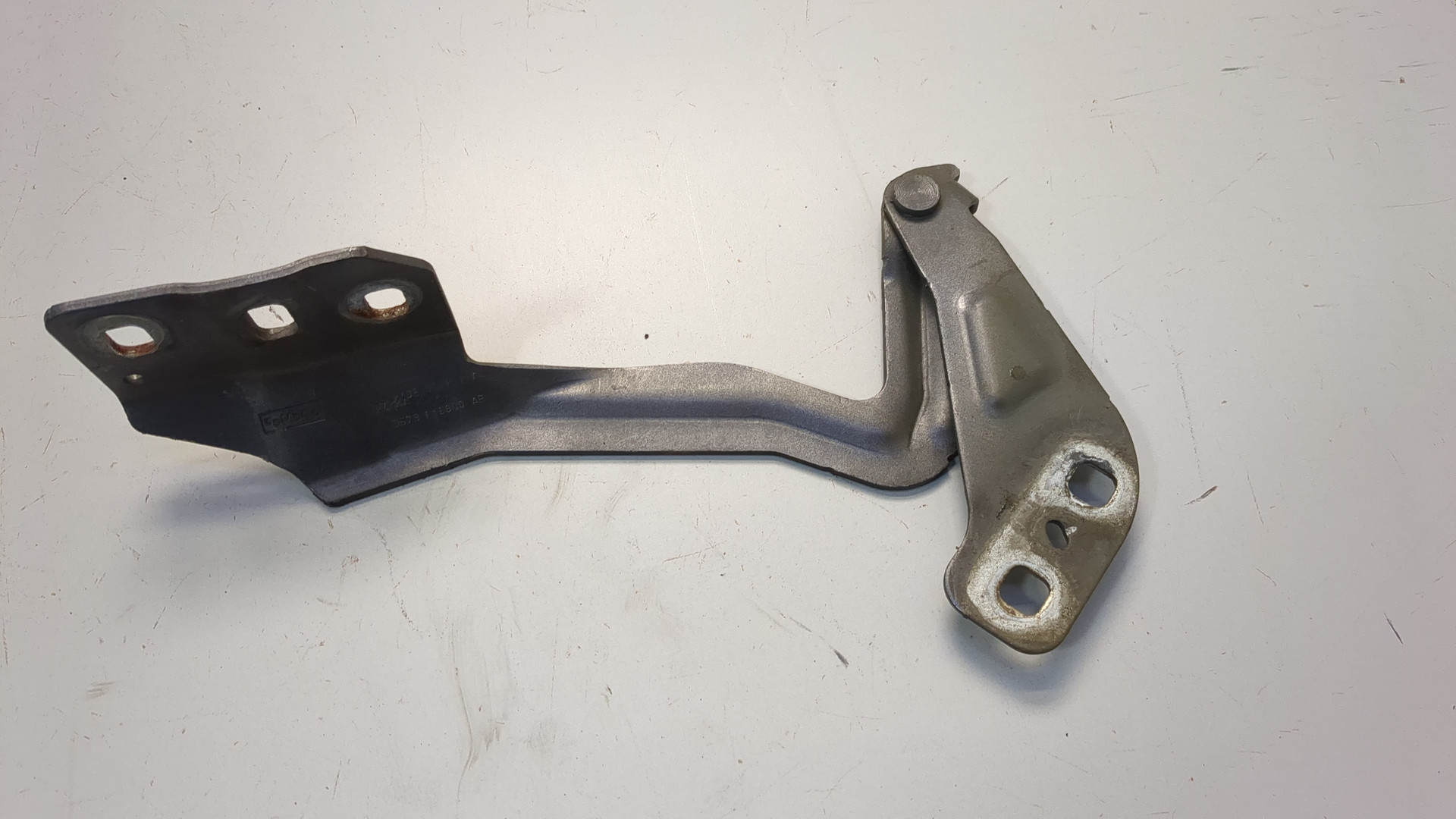 Петля капота правая