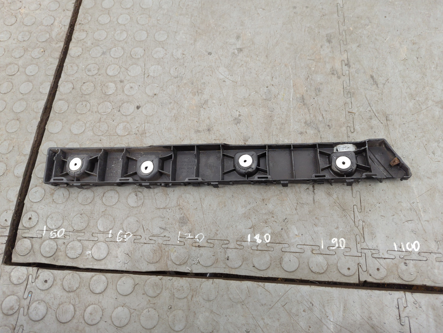 Кронштейн заднего бампера правый