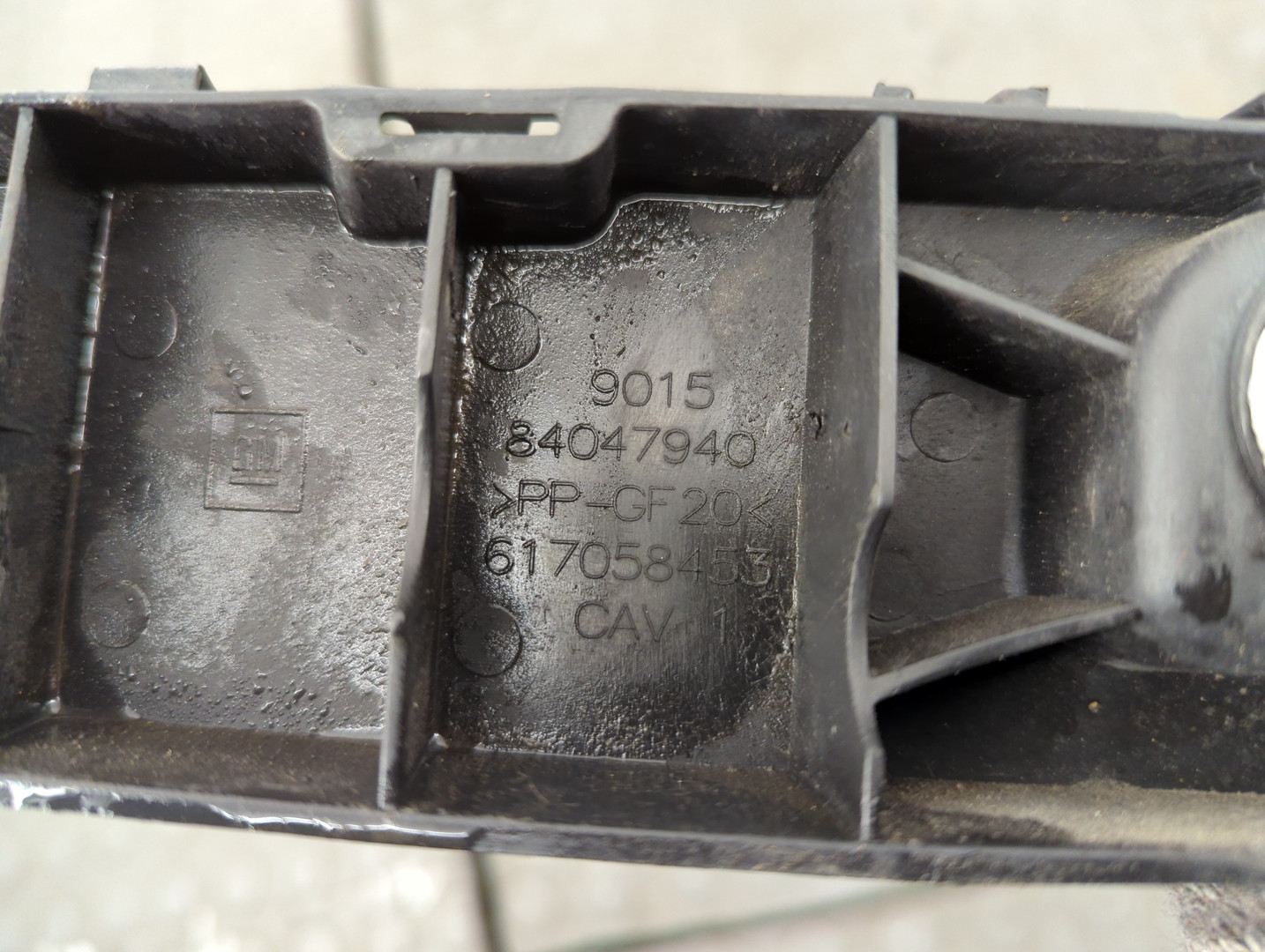 Кронштейн заднего бампера правый