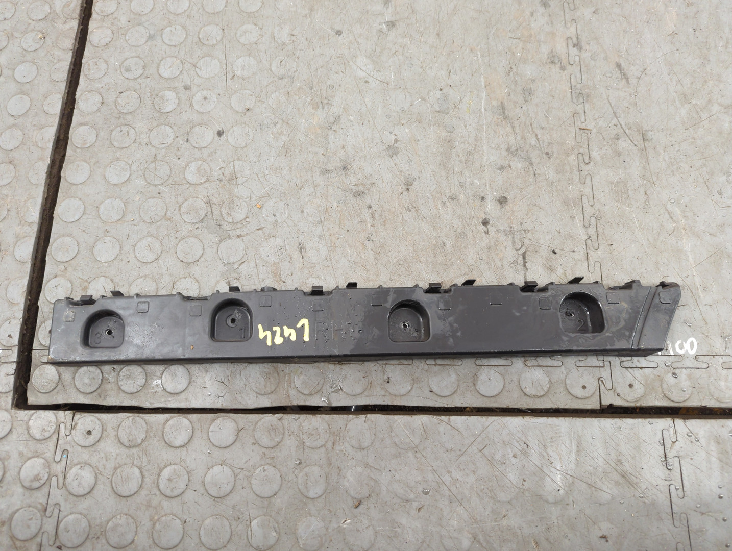 Кронштейн заднего бампера правый