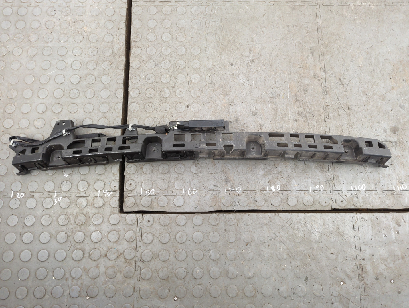 Кронштейн заднего бампера