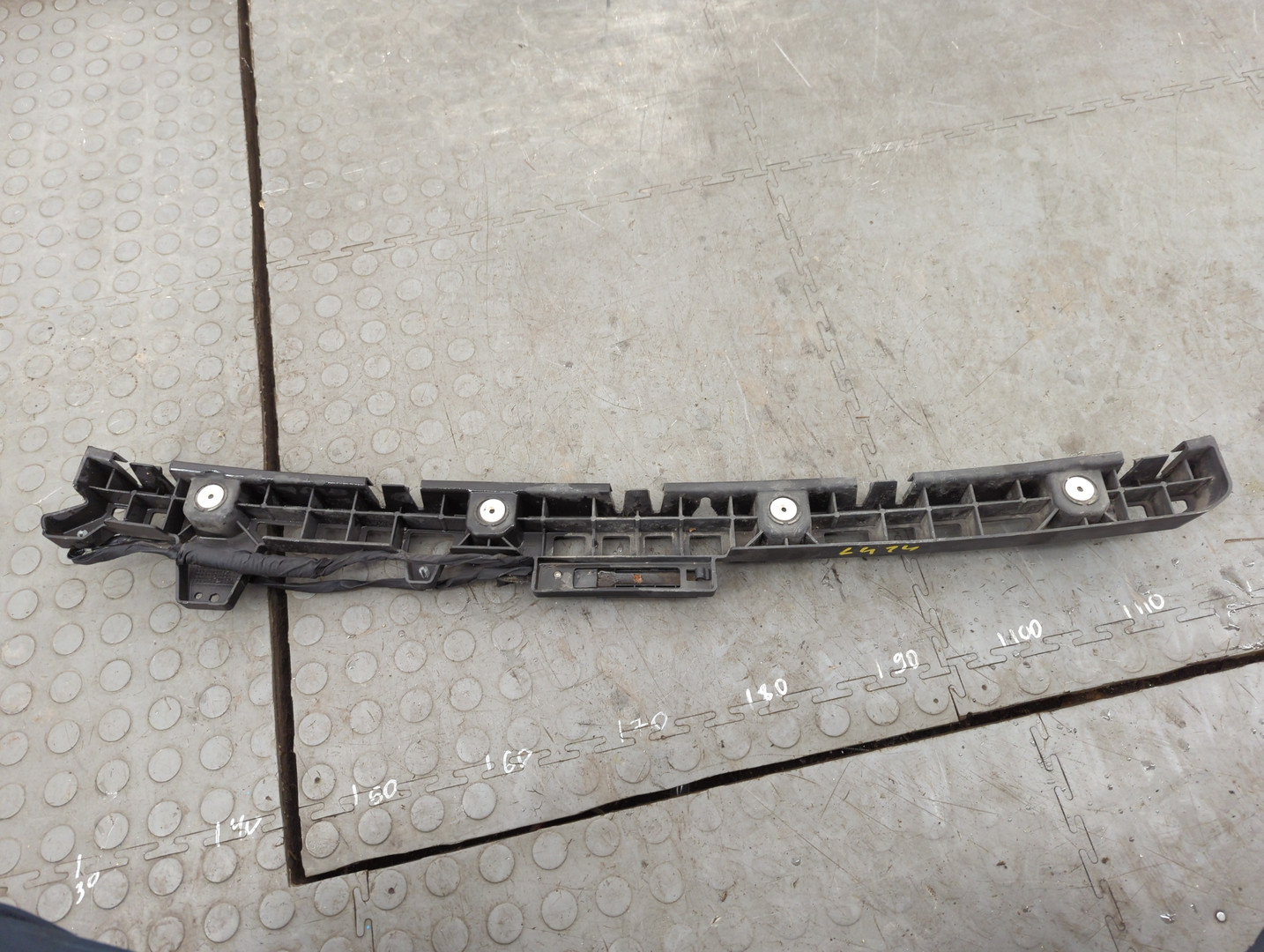 Кронштейн заднего бампера