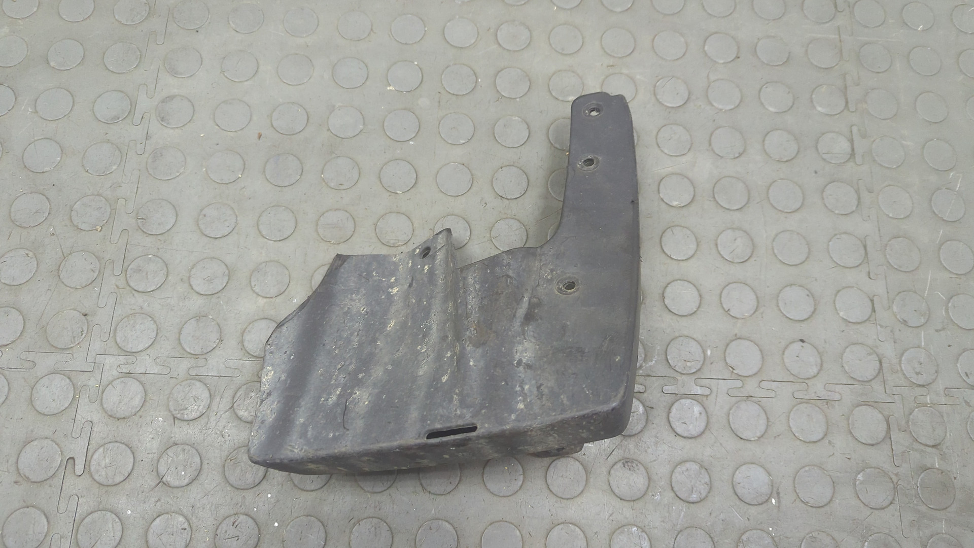 Брызговик задний левый