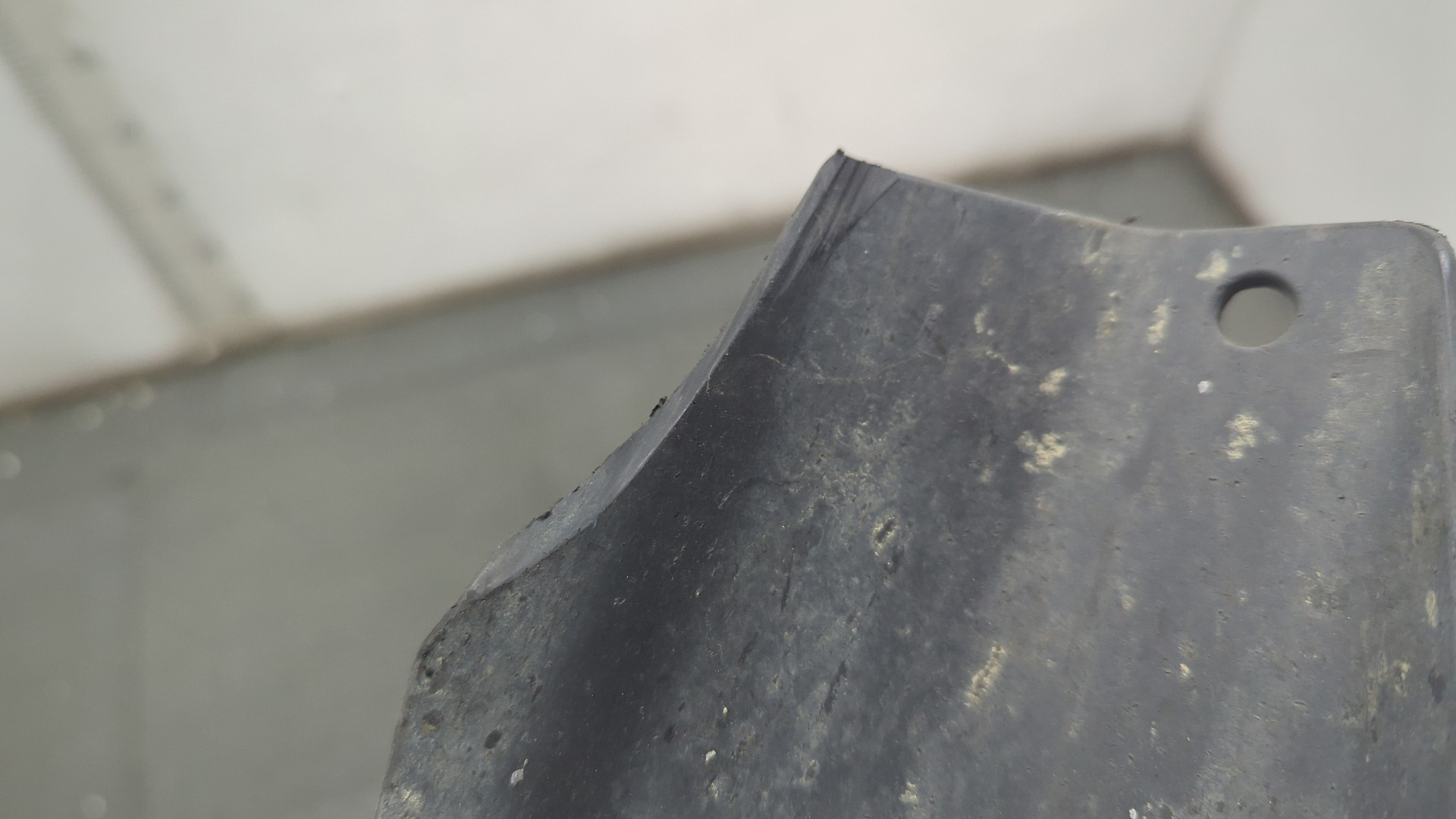 Брызговик задний левый