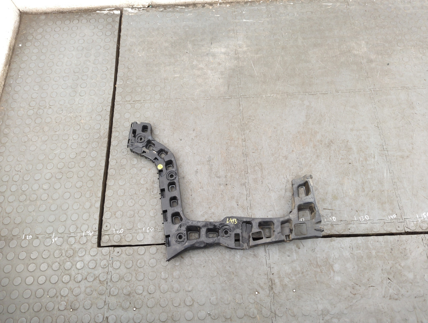 Кронштейн заднего бампера правый